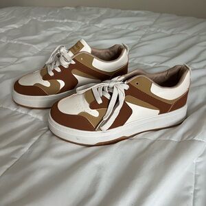 TRENDY SNEAKERS (size: women’s 8)